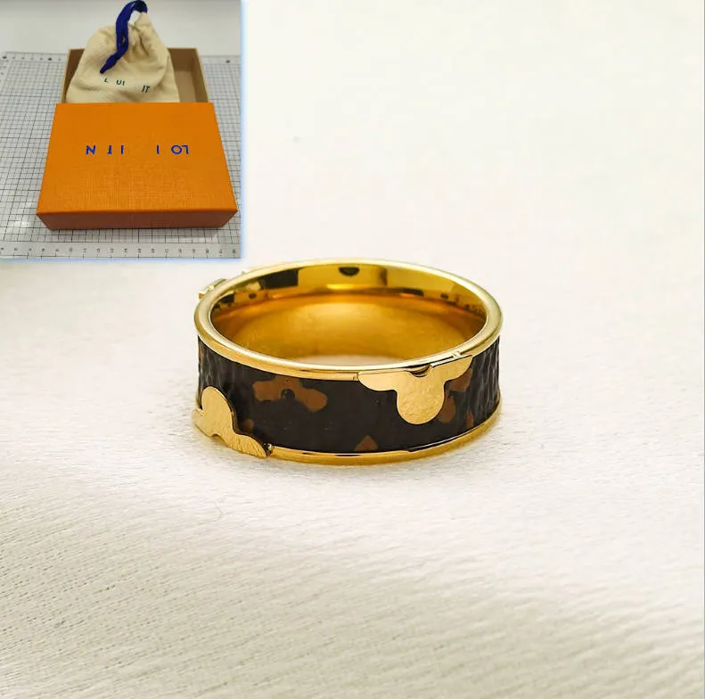 Pięć w stylu designerskim Pierścień Vintage Gold Splated Pierścień Sprężyna romantyczna romantyczna obrączka Designerska marka biżuterii Opakowanie pudełka pierścienia