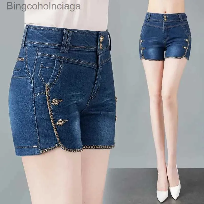 Женские шорты растягивают джинсовые шорты.
