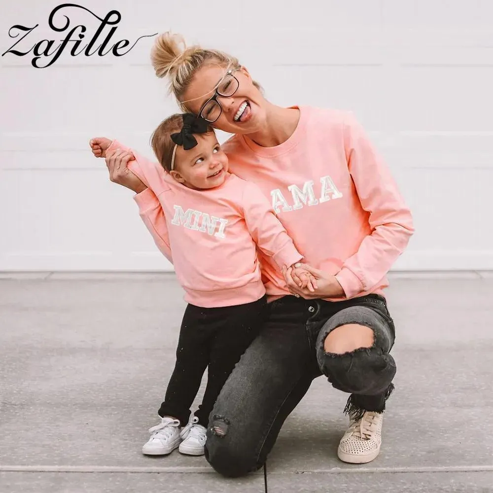 Outfits Family Matching Outfits ZAFILLE Mother Kids Clothing Autumn Letter Pink Mom and Daughter Clothes Casual Son Hoodies 230826