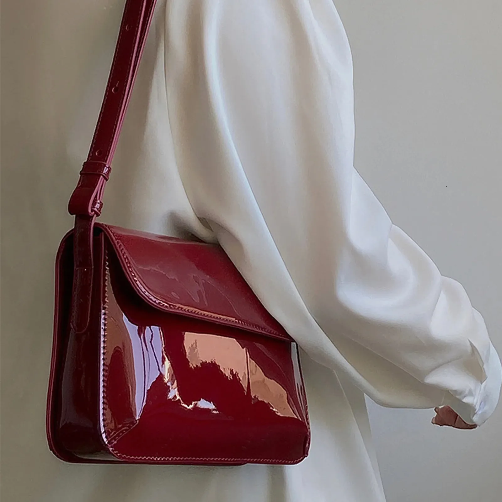 Vintage Red Patent Leather Liten fyrkantig väska armhålväska Fashion Versatile Square Handväska axelväska crossbody väska 231221