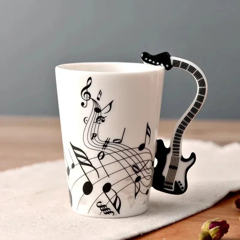 Novelty Music Note Cup Ceramic Guitar Coffee Mugs Personlighet Teamilkjuicelemon Water Bottle Christmas Födelsedagspresent 231221