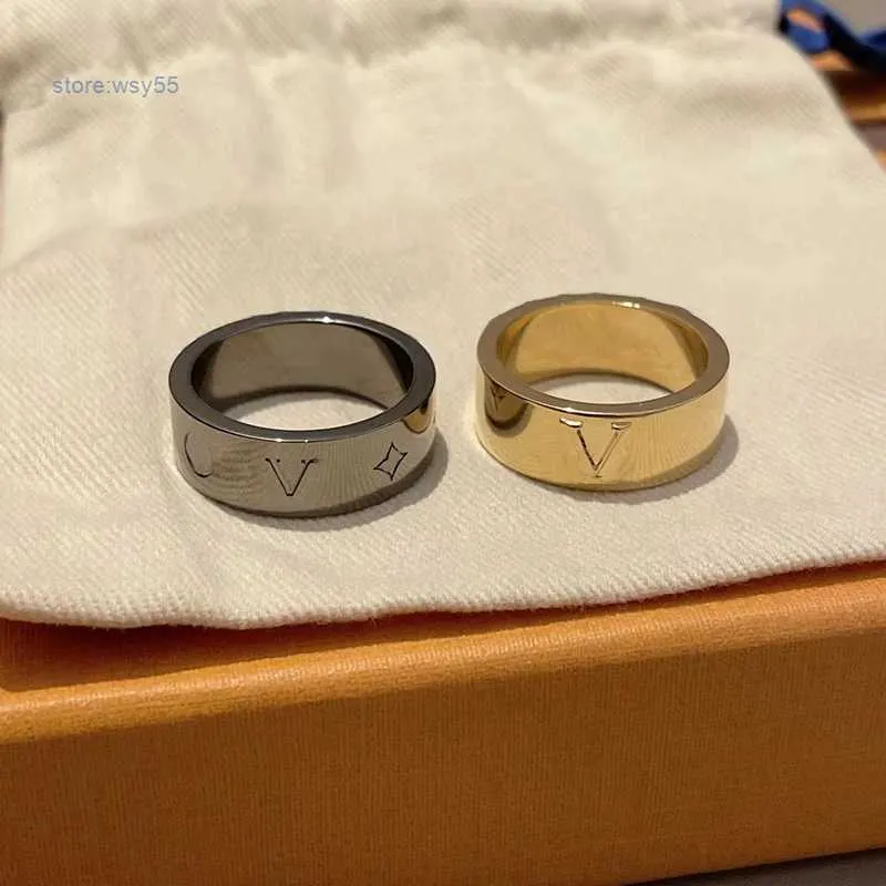 Band Luxurys Designers Ring imprimé pour les femmes Lettrage classique Gold et Silver plaqués couple Anneaux de haut niveau Fonction de mode décontractée XCRC