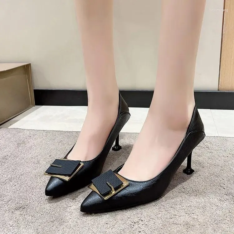 Chaussures habillées Fashion Fashion Femme Spring and Automn Square Buckle Point Temperament French Temperament Head Sexy High Heels 2023