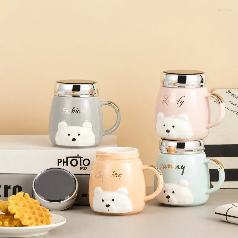 Mugs Cartoon Cute Mug Personality High Temperatur Water Cup med Cover Creative Relief Bear Ceramic Mirror Par