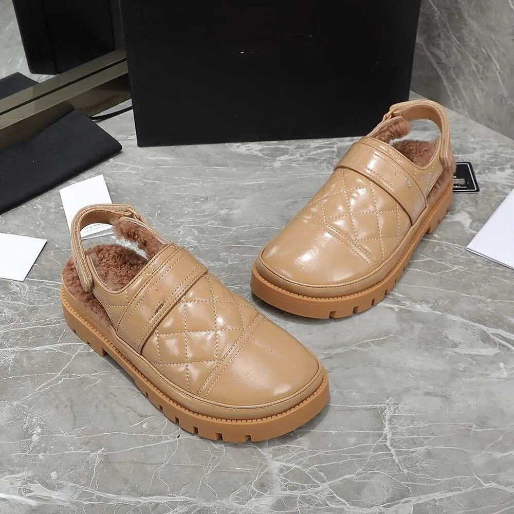 Paris mysig komforttrosa päls sandaler designer kvinnor som är låsta kristall spänne quiltade slingback lägenheter pälsläder mulor tofflor plysch glider storlek 35-40