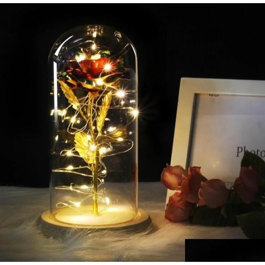Fleurs décoratives couronnes rouges moyennes rose dans un dôme en verre sur la base en bois pour Valentine039 cadeaux LEDMO