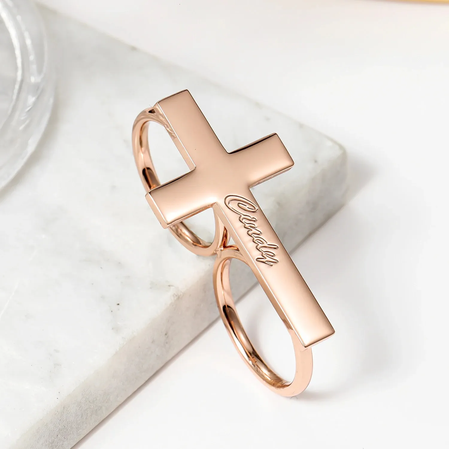 Personalisierte zwei Finger Doppelkreis Kreuzmustern benutzerdefinierter Name Ring Edelstahl Frauenschmuck 18k Gold plattiert Jesus Souvenir 231221