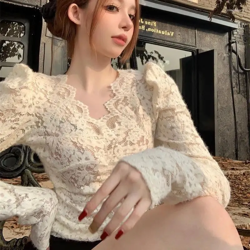 Blouses femininas renda vintage para mulheres elegantes estéticos franceses em V roupas de manga longa de manga comprida etono de inverno mais velas cortadas de veludo