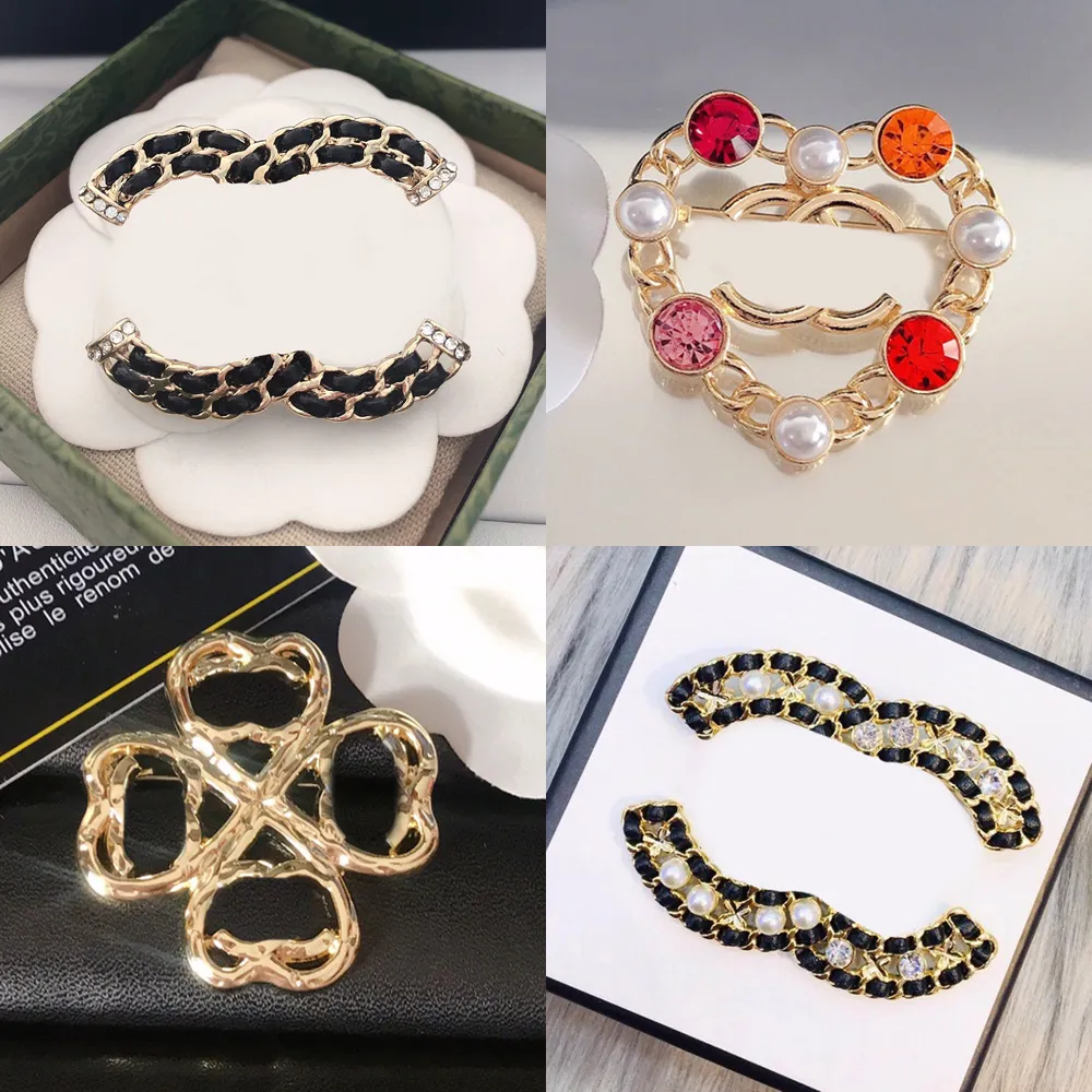 Luksusowe kobiety broszki projektant marka litera serce trójkąt złota platowana diamentowa krymineston perłowa biżuteria broszka brooch