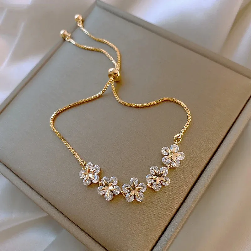 Korean Luxury Crystal Flower Cubic Zirconia Pendant Bracelet Women Round Butterfly Shiny Bangle Jewelry 231221