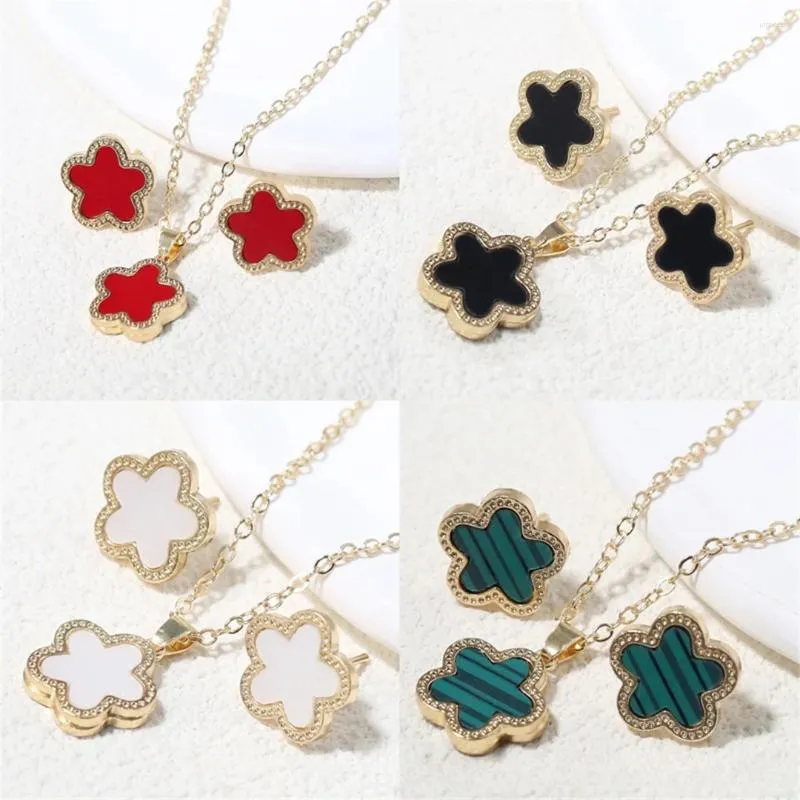 Pendanthalsband 2st Luxury Five Leaf Flower smycken Set för kvinnor Gift Fashion Trendy Clover Necklace Earring