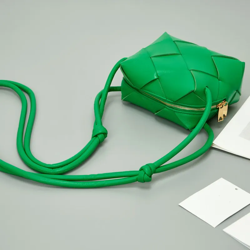 Mignon petit sac carré, sac de tofu, créateur célèbre, sélection de couleurs de bonbons classiques, sac à main à la mode et populaire et polyvalent tissé pour téléphone et sac de cartes