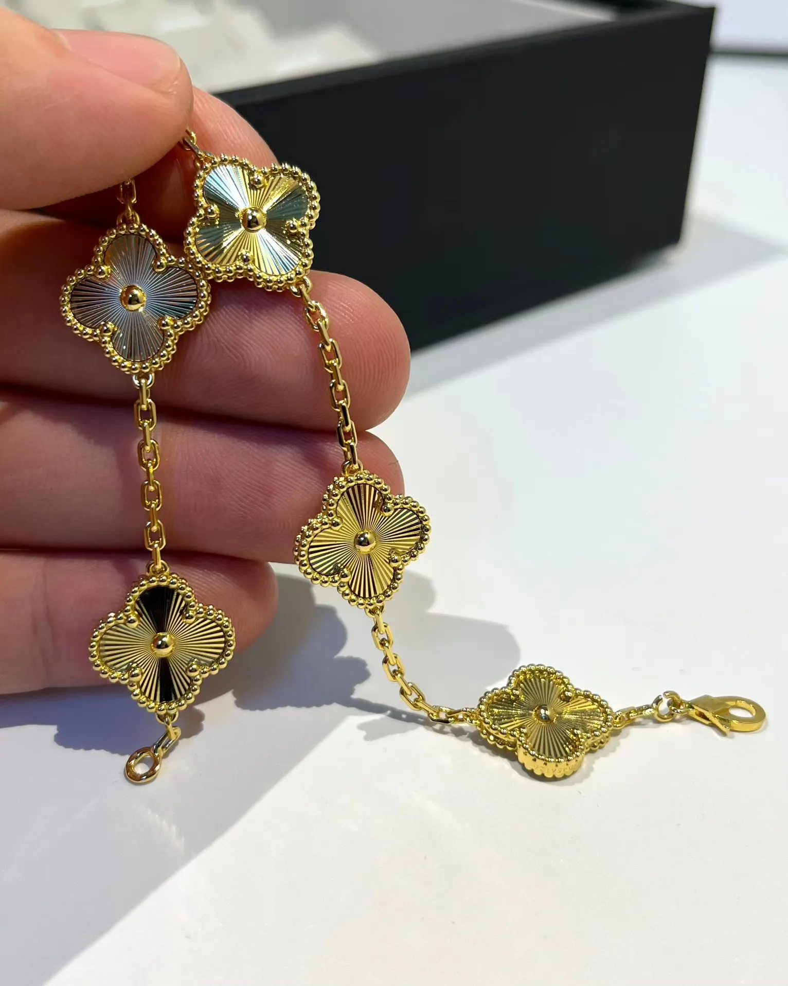 DHgate.com:Exquisite 18K Gold Laser Clover Pendant Necklace