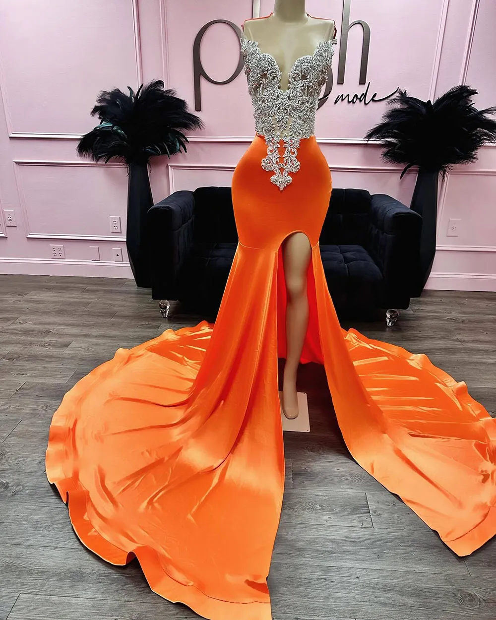 Robes de bal sexy orange pour filles noires fentes perles en strass de soirée Robes de soirée en velours long