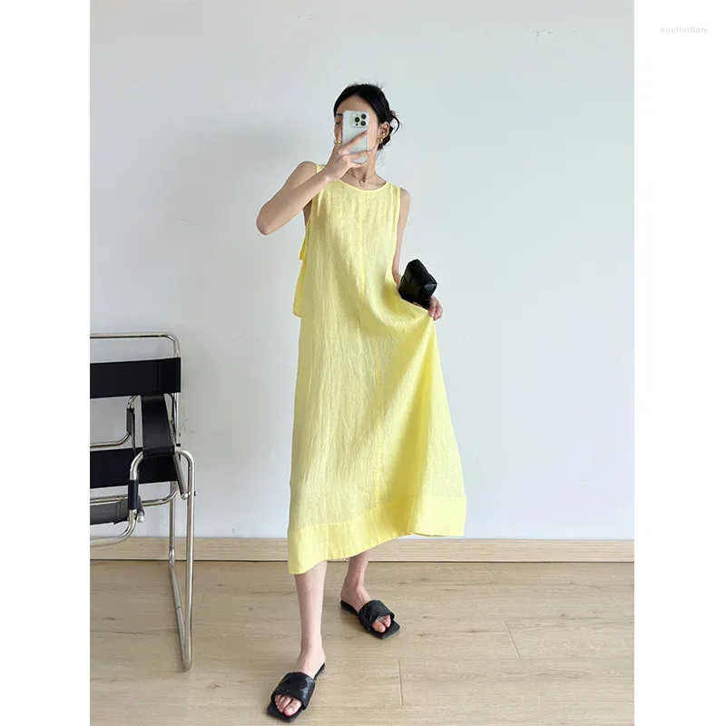 Повседневные платья 2023 летние женщины светло-желтые темпераменты свободные без рукавов.