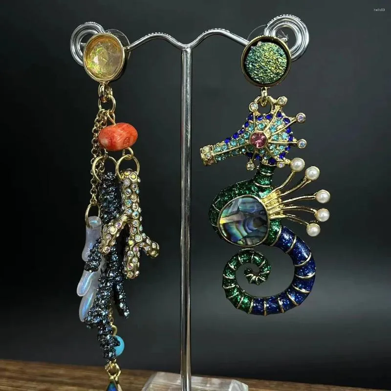 Orecchini per stalloni Vintage Corallo Sea Horse Whier asimmetrici fatti a mano