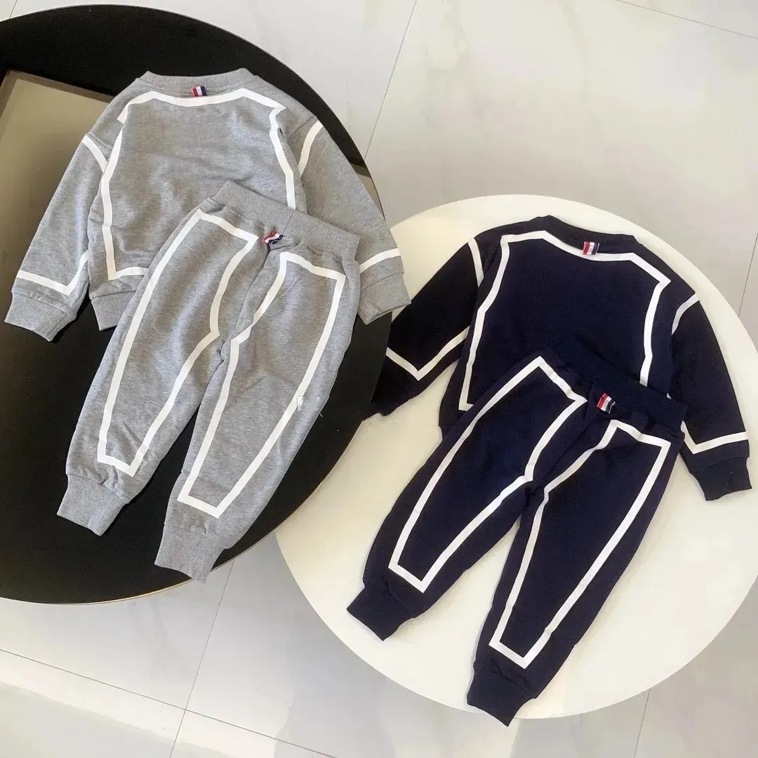 Baby zweiteilige Set Designer Langarm Kinder Kleidung Kleidung Kleinkindpullover Mädchen Junge Sets Marke Kinder Kleider Buchstaben Sport lässig Weiß Schwarz