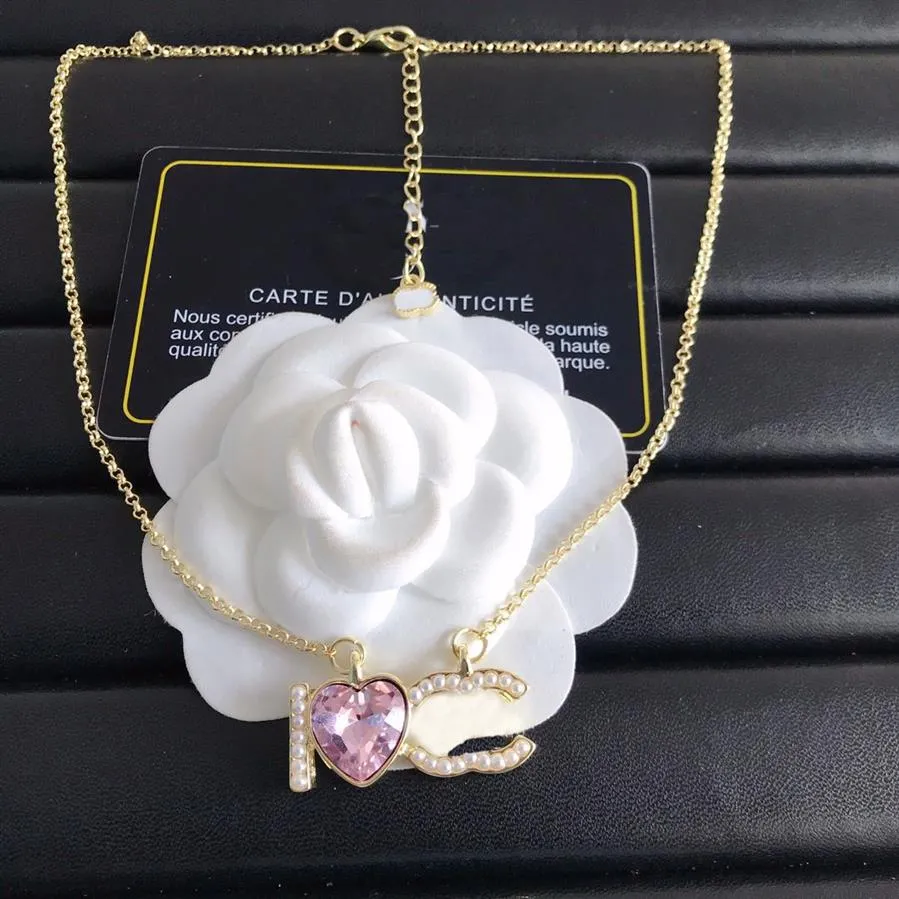 Designer Fashion Pendant Necklace for Women Pink Heart Chain 18K Gold Plated Copper Alloy Letter Pendant Halsband smycken267v