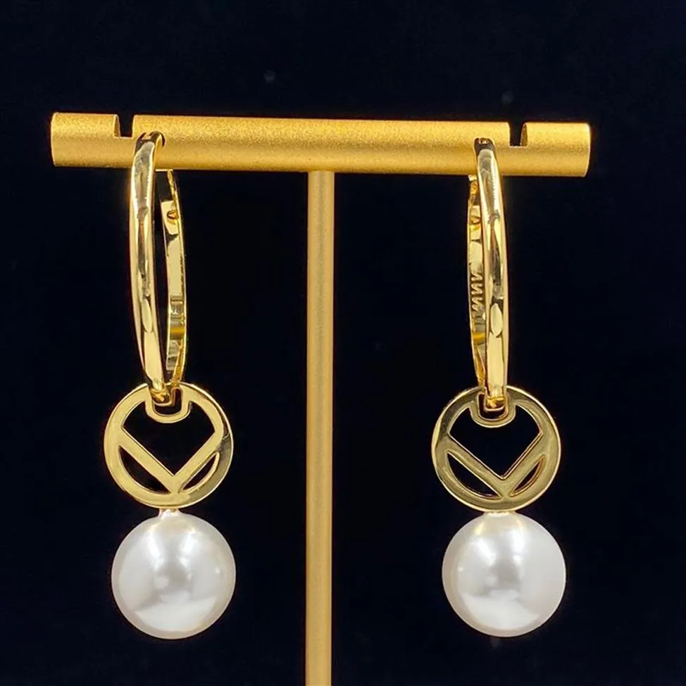 Orecchini di perle del designer femminile Caspilo a doppio anello Lettera a ciondolo per donne Orecchini a cerchio da donna per donna.