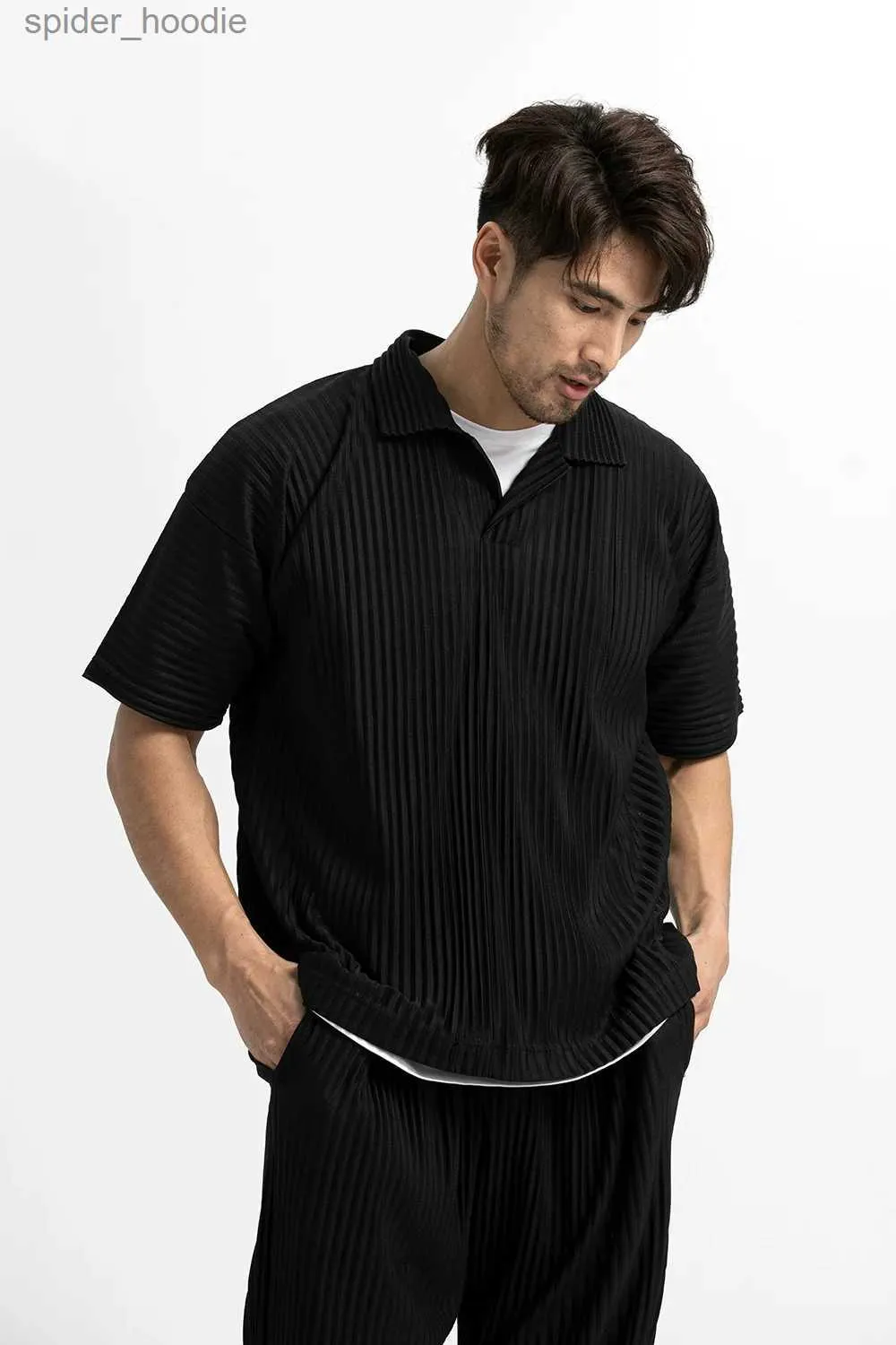 Herrpolos Miyake Lapel Top T -skjorta för män veckade korta slöja Summerkläder för män Lossa mode streetwear l231222