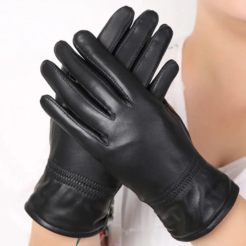 Zimowe skórzane rękawiczki dla kobiet dla kobiet wiatrakowych i zagęszczają rękawiczki z termiczną kaszmirową podszewką mody rękawiczki do jazdy 231221