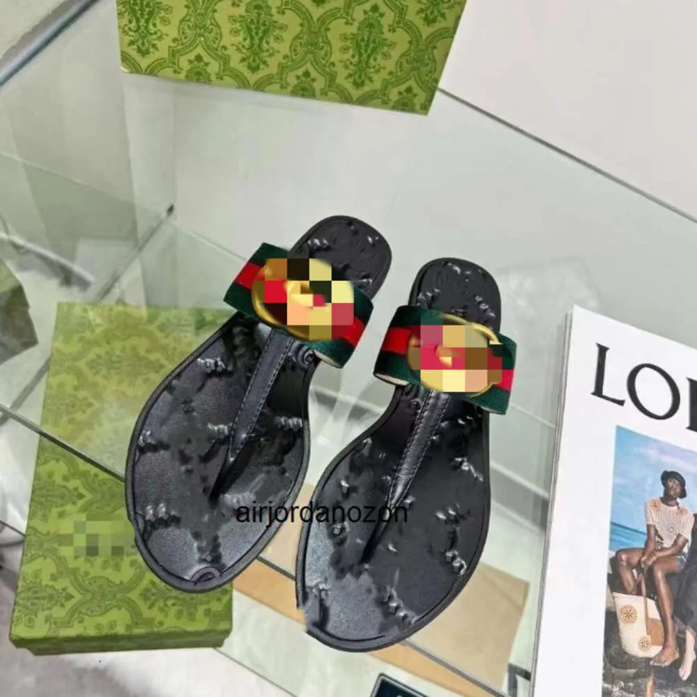 Brev flip-flops platt sandaler kvinnor sommar svart europeiska station metall flip-flops mjuk botten öppen tå flip-flop