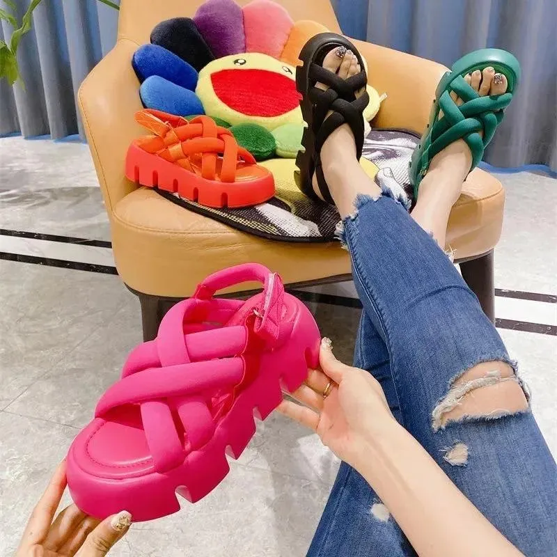 Saltos Novo verão 2022 Fashion Trend Cross Strap Slippers for Women Candy Color Ladies Platform Sandals Open Toe Soft Beach Shoes