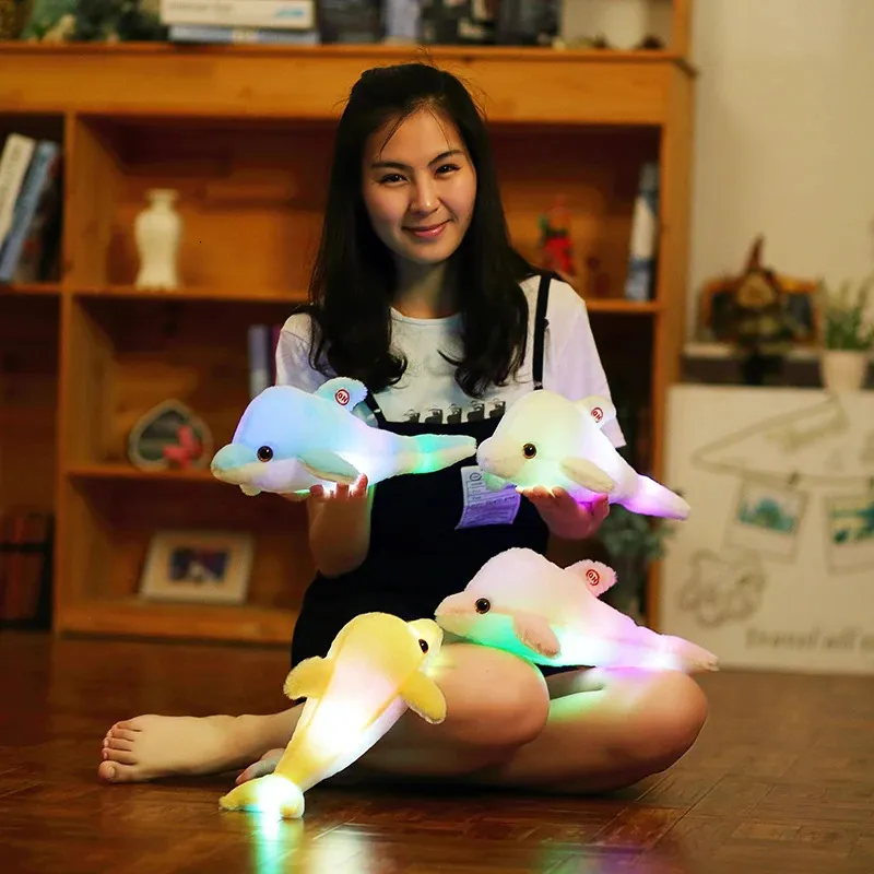 32 سم الإبداعية دمية الدلفين الإبداعية مضيئة وسادة ملونة LED ضوء الحيوانات ألعاب الأطفال هدية yyt220 231222