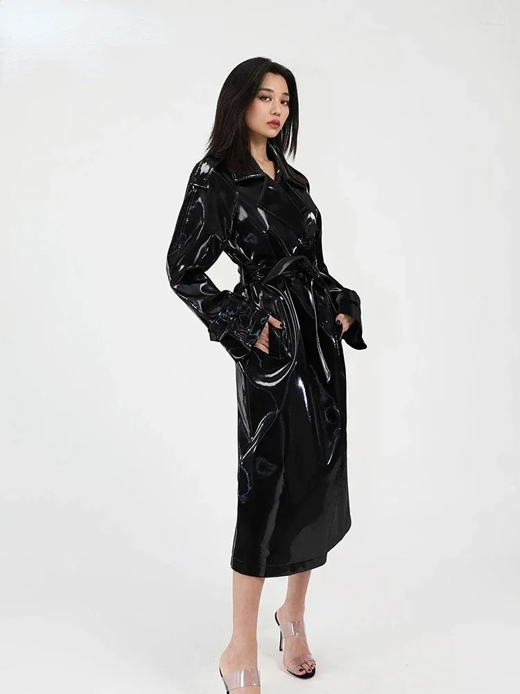 Trench trench à collier de brevet brillant en cuir féminin avec ceinture pour femmes fausses de latex PU à manches longues.