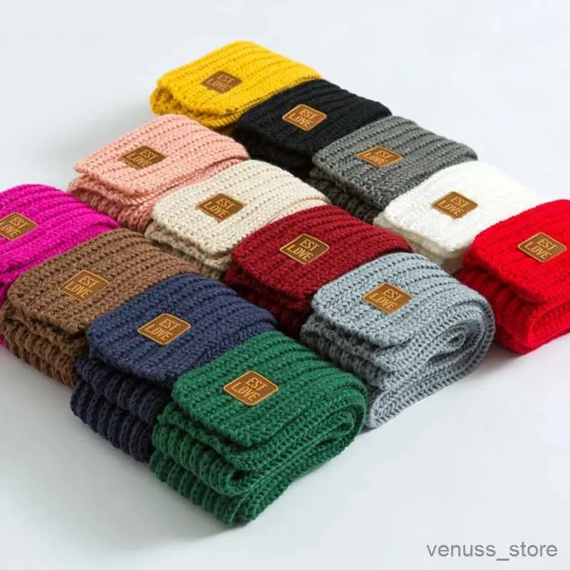 Les écharpes enveloppent l'écharpe en tricot hiver