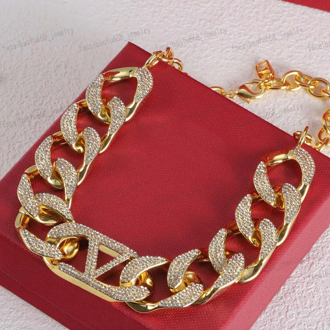 Lyxmodedesigner halsband, 18k guld av hög kvalitet mässingsmaterial, zirkon, alfabet, kvinnors chunky halsband, smycken, personlighet och klassiker, jul