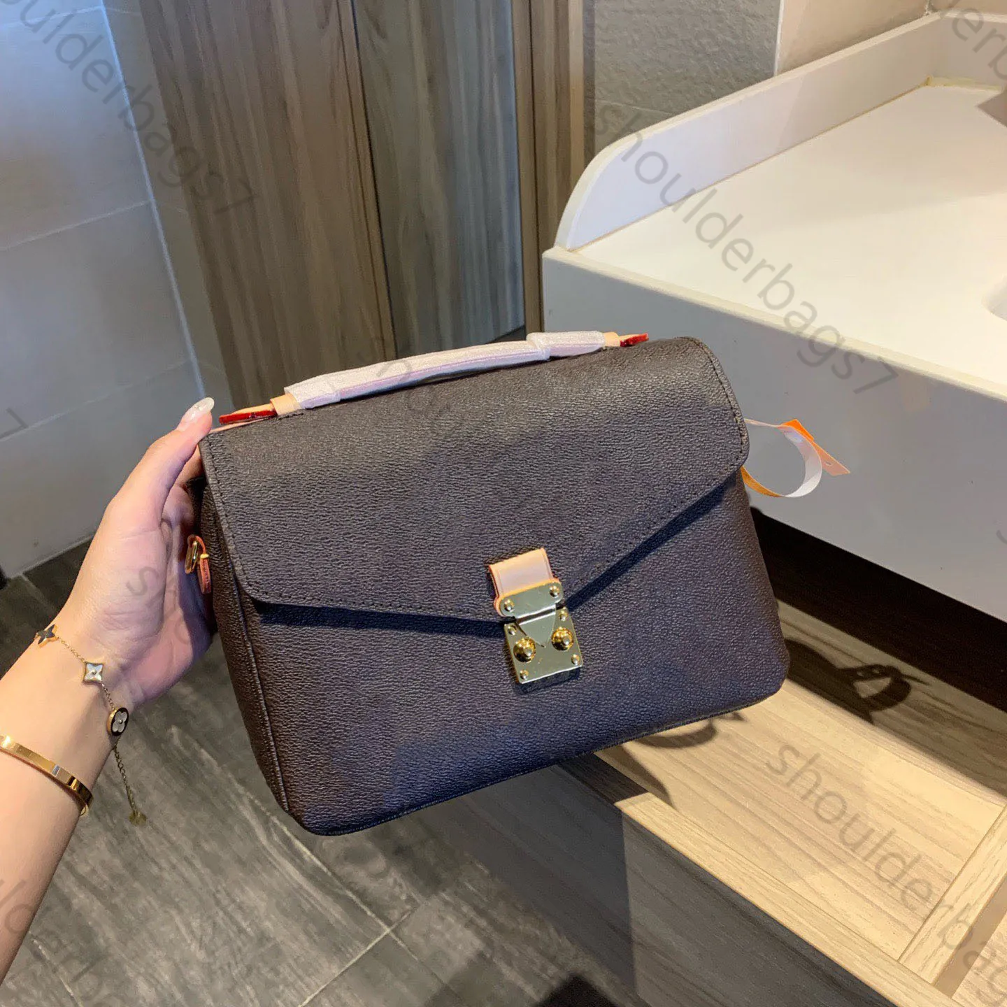 Bolsa de designer marrom feminino Bolsa de sacos de sacos de sacos de balsa de couro de alta qualidade Mulheres de luxuros Bolsas 2 tamanhos Marca da marca Bolsa de bolsas pequenas para mulheres