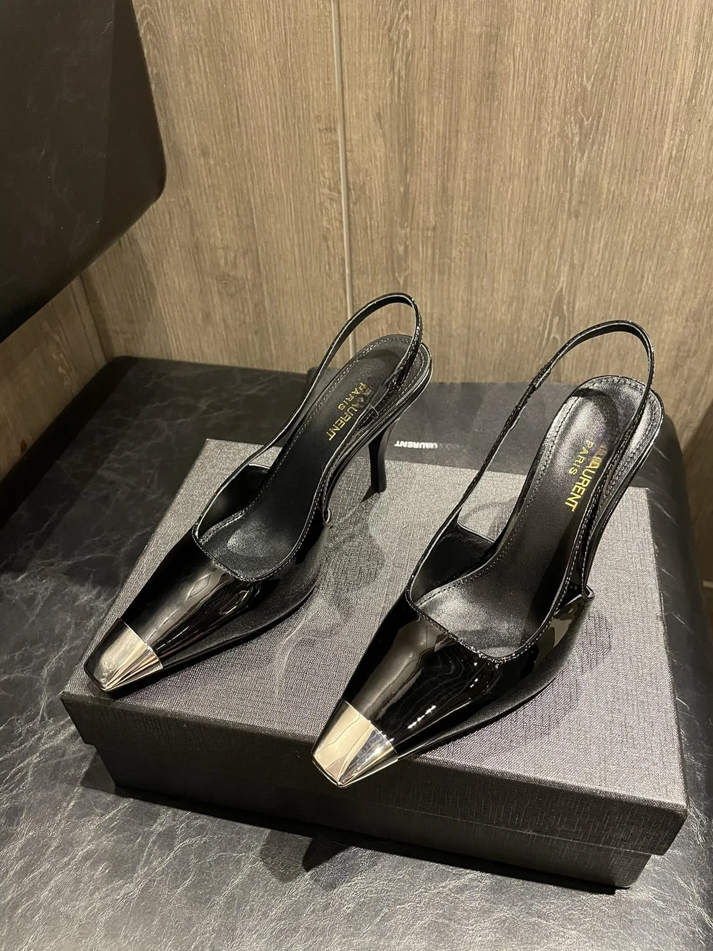 Kobiety spiczasty palce na obcasie metalowy element Projektant Formalny moda damski womandress slingback pięty przyjęcie weselne sandały na wysokim obcasie Resort