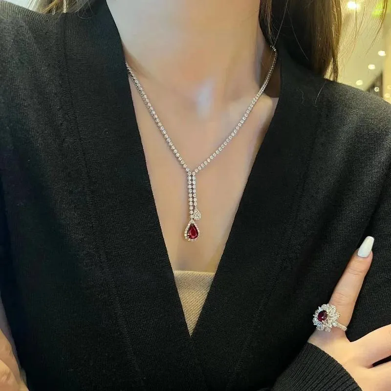 Wisiorki eleganckie i delikatne rubinowe naszyjnik Superior Clavicle Sain Garnet Red Wedding Party Prezent biżuterii