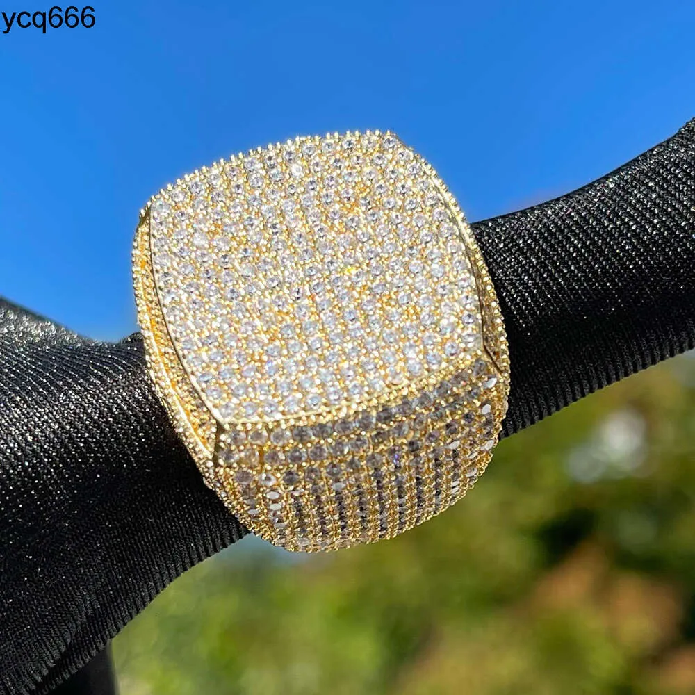 2023 Тренд Большой Icer Out Champion Ring for Men Gold VVS Prong Установка медные камни камни хип -хоп модные украшения