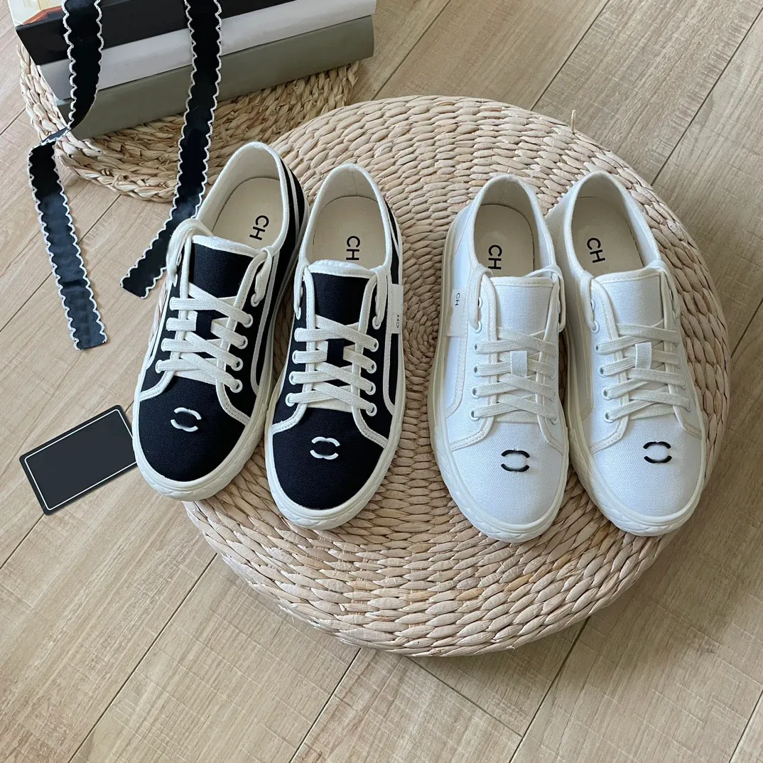 2023 Nouveau créateur lettre de luxe chaussures décontractées chaussures biscuits Summer Embellifhed Canvas Leather Sneakers Small White Shoes Channel