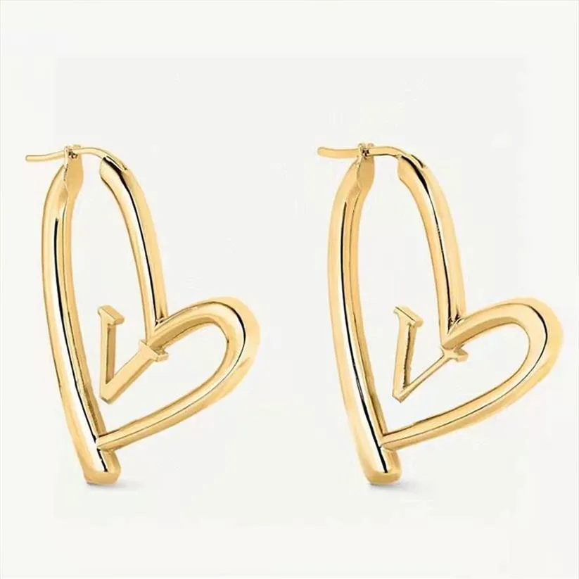 V Letter 18K Gold Heart Hoop Moucles d'oreilles Classic Titanium Steel Designer Jewelry Fashion femme Boucles d'oreilles Stud262p