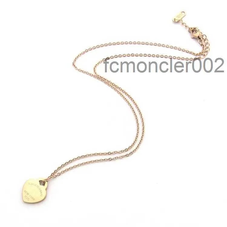 Populära 2023 Gold New Pendant Fashion Charm Men's and Women's Fourleaf Heart Necklace High Quality rostfritt stål Designer C5QP