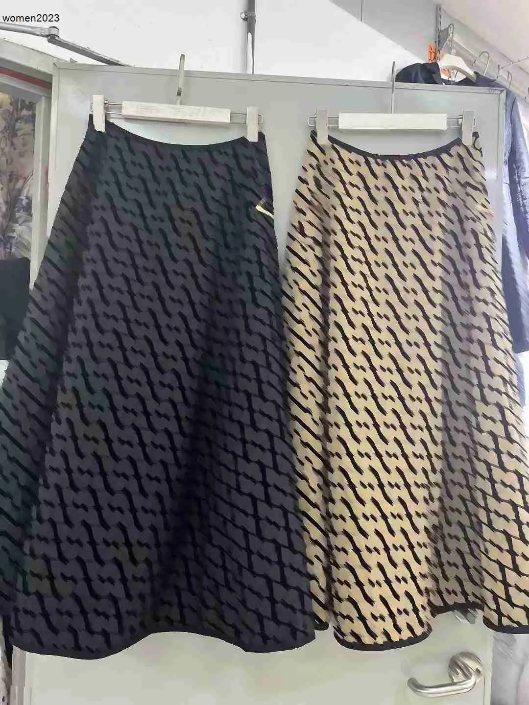 女性のための女性スカートデザイナー服の夏の印刷された刺繍の品質ハイウエストとビッグスイングロングオーバースカート12月22日