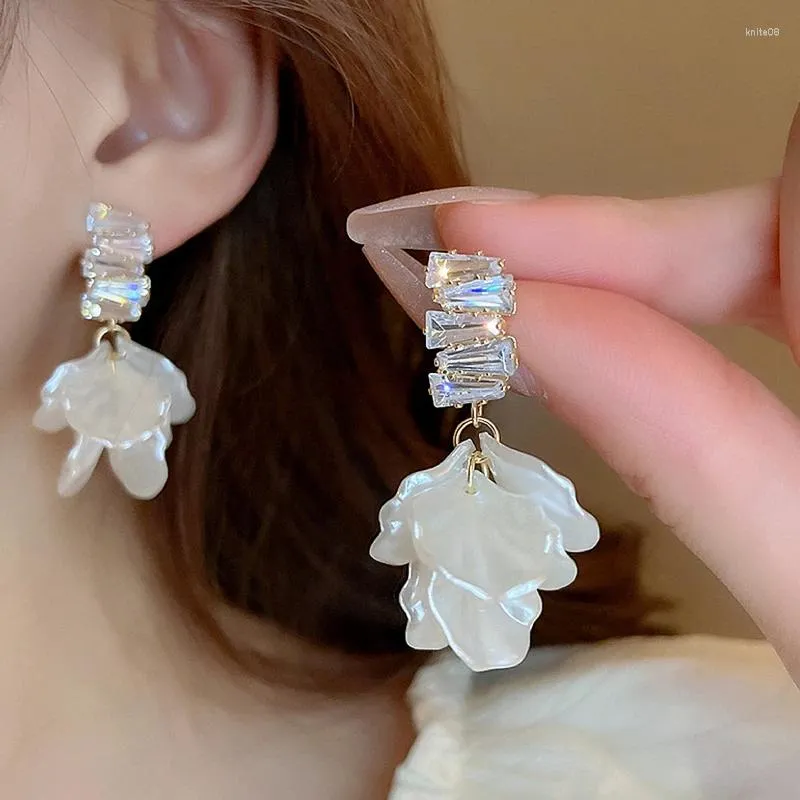 Dangle Earrings韓国スタイルの模倣真珠殻女性のための白い花の花びらのペンダントファッションクリスタルドロップイヤリングジュエリー