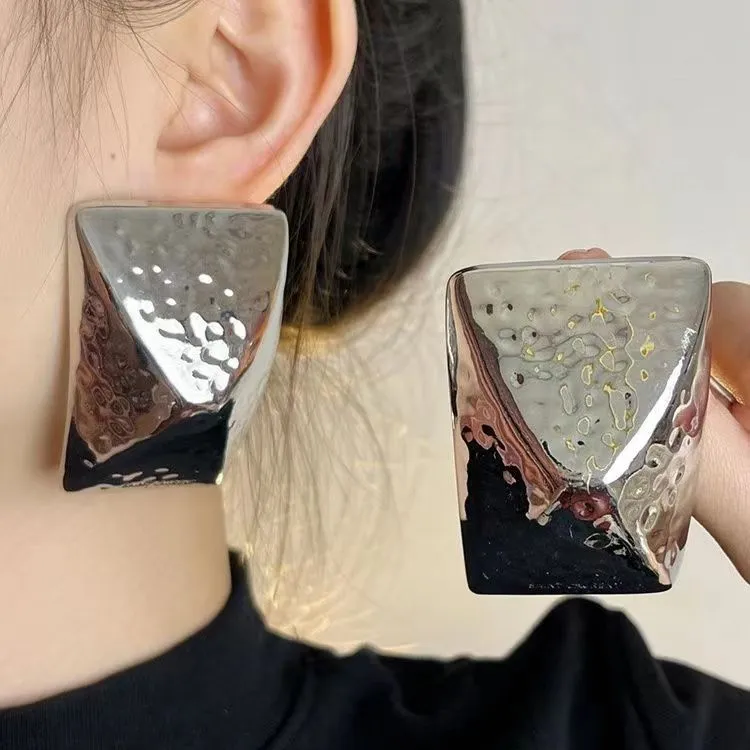 Nouvelle pyramide Rectangular CONEAL EARGLES VINTAGE CRUMPLEMENT MATTE MATE ARGE DES MÉDEVAL MÉDIEVAL GOLD Super Large Clip de créateur Bijoux YL-02