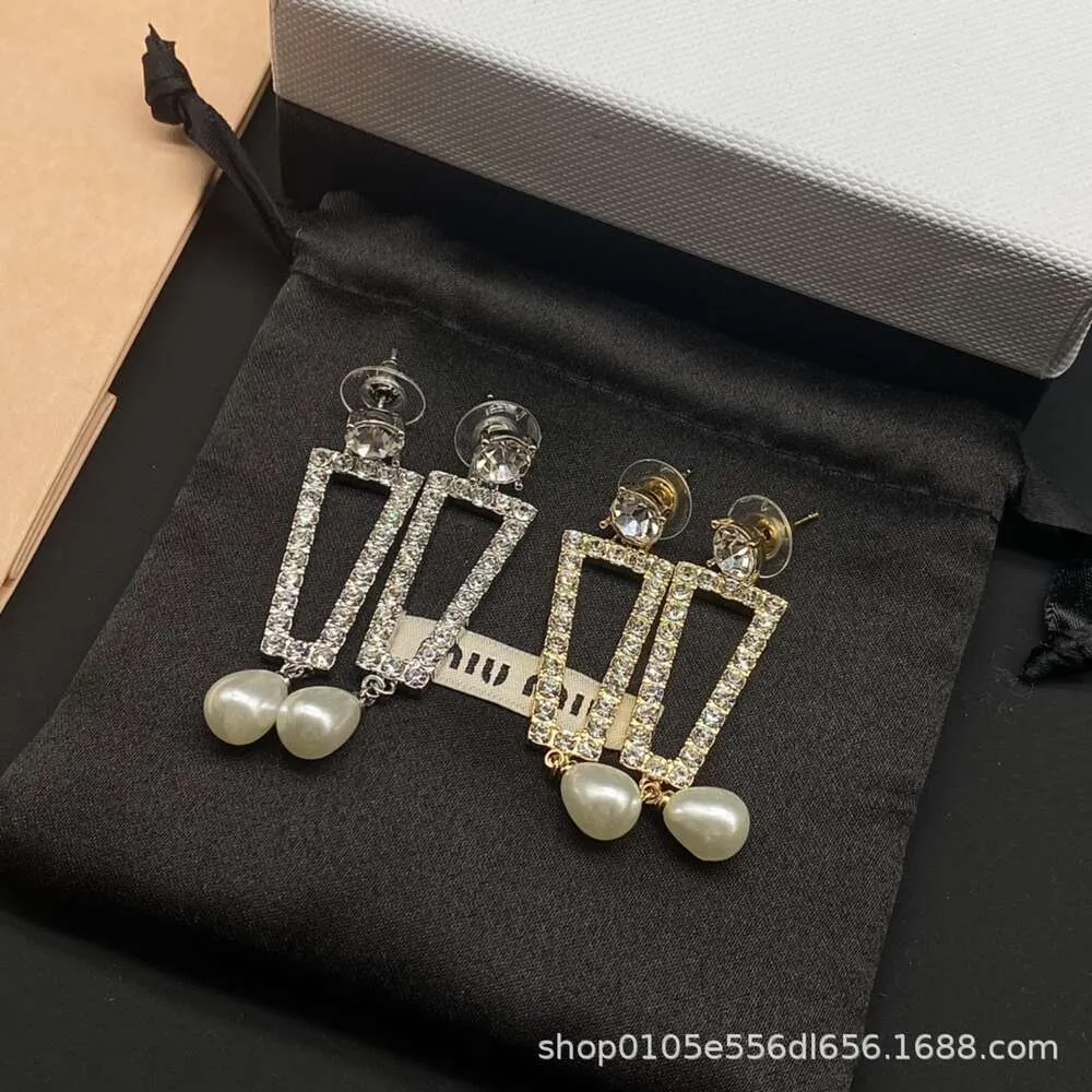 Designer Miui Miui örhängen Miao Jiaman Diamond Geometric Shape Earstuds Pearl Pendant örhängen unika och unika diamantinbäddade enkla smycken av Jolin Tsai