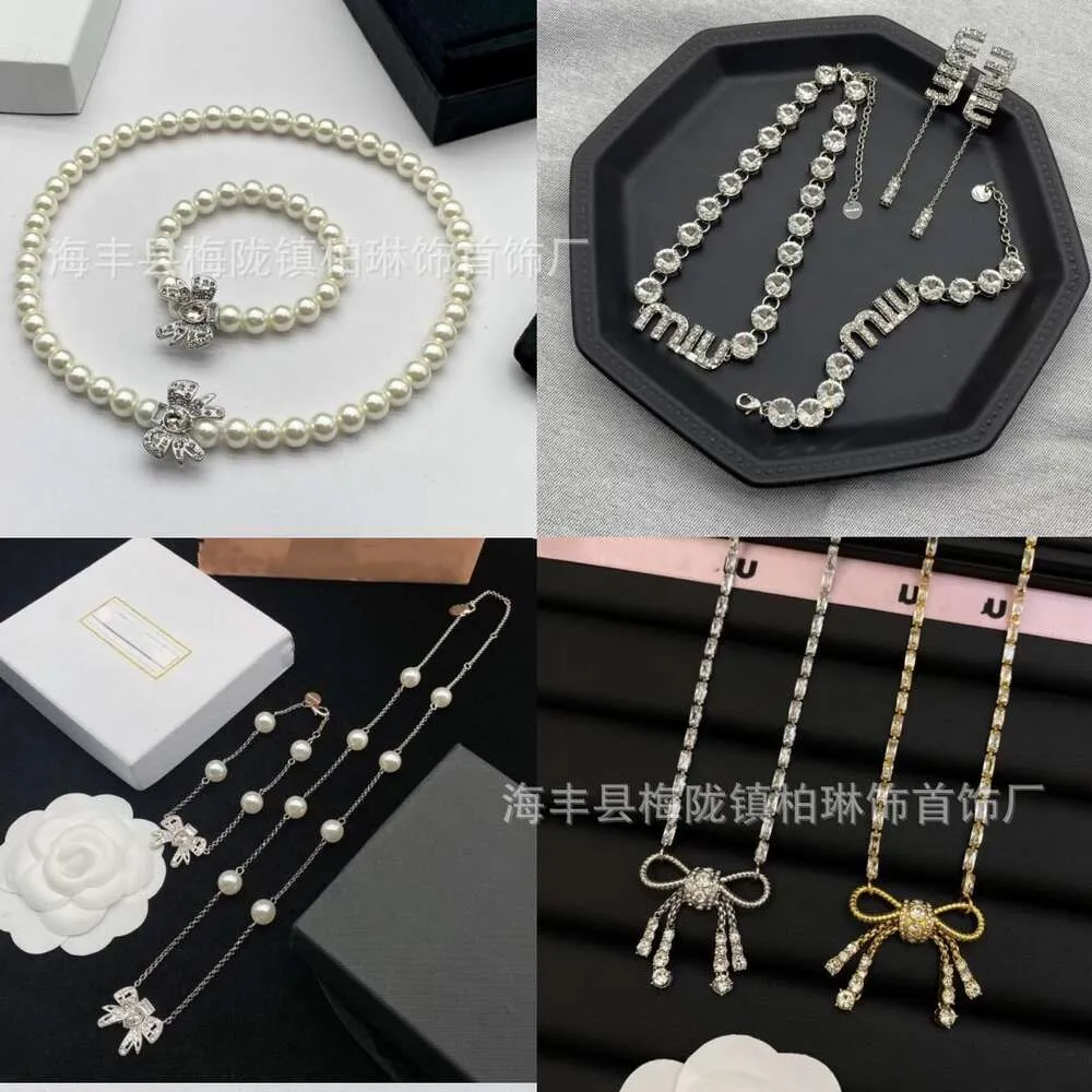 Дизайнер Miui Miui Ожерелье Miao Family Miumiu Collecle Letter Crystal Full Diamond Pearl Bow Set Ушные штуки женский элегантный браслет температуры