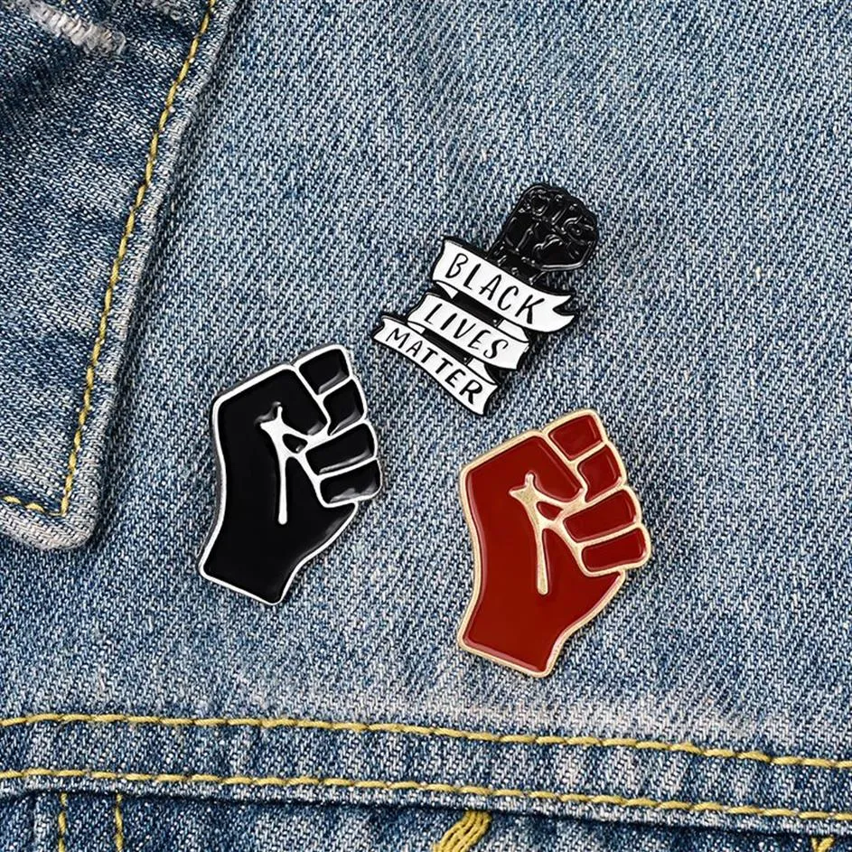 20pcs Lot Europäische schwarze Faust Broschen Legierung Legierung Emaille Lives Matter Pins für Unisex Cowboy Rucksack Kleidungsabzeichen Whole275t