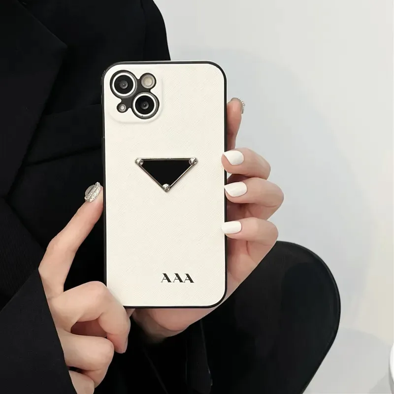 Cas Designer Phone Premium Applique Cuir Côté Anglais Iphone Case 14Pro Triangle Étiquette Couverture Complète 13/12Pro Noir Blanc