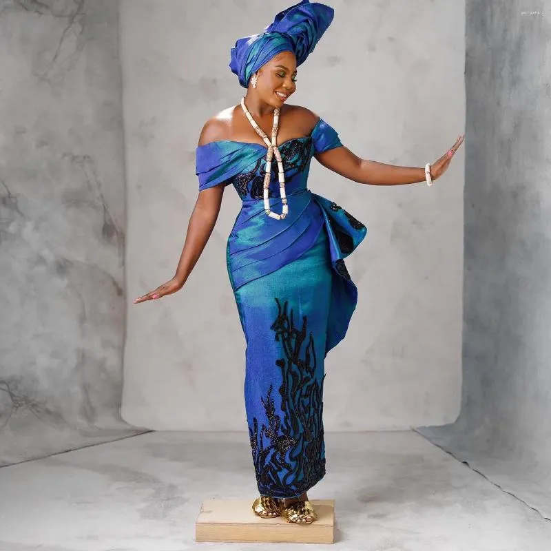 فساتين الحفلات النيجيرية الزرقاء الزرقاء الفستان الرسمي قبالة الكتف طول الأرضية الأزخر Aso ebi برومي