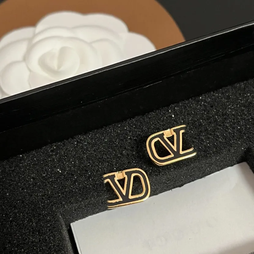 Klassische Marke Logo Mini Luxusstil Schwarz Ohrringe Edelstahl Gold-plattierte Boutique Juwelierschachtel Packag neue Paar Familie Charme Geschenkohrringe Ohrringe