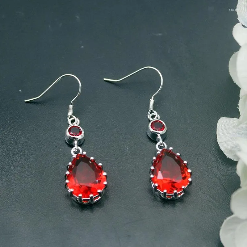 Orecchini penzolanti Hermosa che si luminò lacrima di sangue rosso Garnet Colore in argento per donne gioielli di moda 1 3/4 pollici ME029