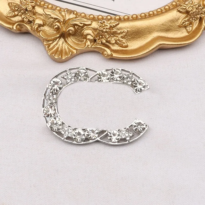 Nouvelle broche de mode pleine de diamants personnalité revers élégant Tempérament polyvalent épingle accessoires de sliver diamant perlé en or rouge en or une broche 9118