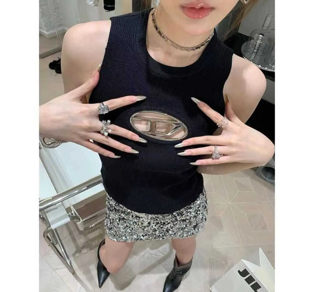 Women's T-Shirt Designer Deisel Women Spicy Girl Metal Hollow Knitted Sleeveless Tank Top 2023 Spring New Sexy Short Small Female Disel a8